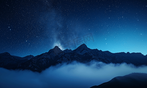 背景夜晚天空摄影照片_星空背景下山上的雾