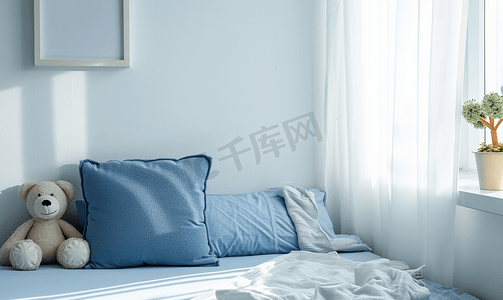蓝色玩具摄影照片_蓝色枕头在白色床孩子的卧室