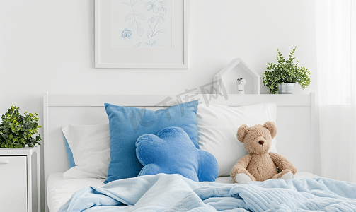 蓝色枕头在白色床孩子的卧室
