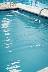 夏日蓝色清凉泳池摄影配图5