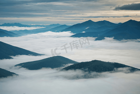 高山山脉云雾缭绕摄影图5