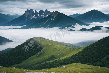 高山山脉云雾缭绕摄影配图7