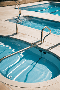 夏天泳池摄影照片_蓝色室外游泳池摄影图9