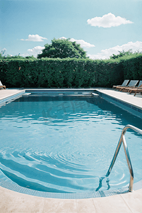 夏天泳池摄影照片_蓝色室外游泳池摄影图8
