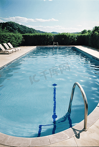夏日蓝色清凉泳池摄影图片0