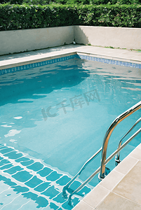 蓝色清凉夏日摄影照片_夏日蓝色清凉泳池摄影图片1