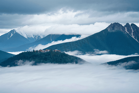 高山山脉云雾缭绕摄影配图0