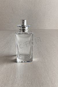 透明玻璃香水瓶子摄影配图5