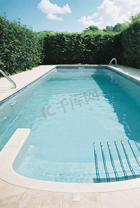 夏日蓝色清凉泳池摄影配图3