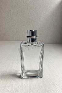 透明玻璃香水瓶子摄影图3