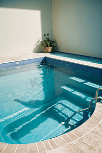 夏季游泳图摄影照片_蓝色室外游泳池摄影图