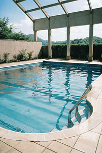 夏天泳池摄影照片_蓝色室外游泳池摄影图4