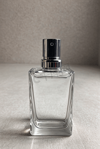 透明玻璃香水瓶子摄影配图7