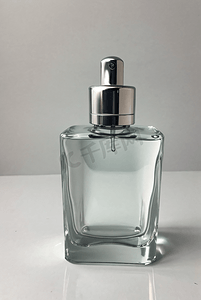 一瓶透明玻璃香水摄影配图8