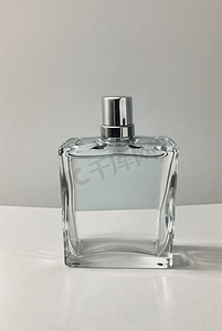 一瓶透明玻璃香水摄影图片8