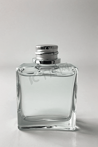 一瓶透明玻璃香水摄影配图