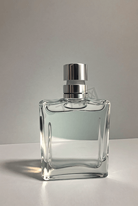 一瓶透明玻璃香水摄影配图2