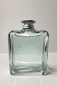 一瓶透明玻璃香水摄影图3