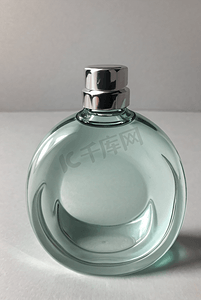 一瓶透明玻璃香水摄影图片2