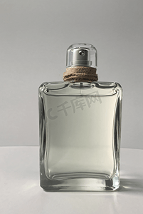 一瓶透明玻璃香水摄影图片4