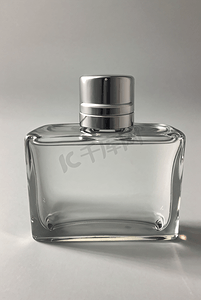 一瓶透明玻璃香水摄影图9