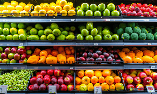 水果和蔬菜是在超市的货架上