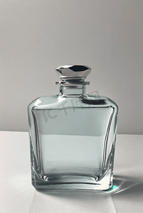 一瓶透明玻璃香水摄影图片3