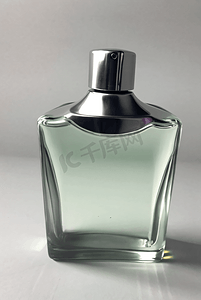 一瓶透明玻璃香水摄影图片5