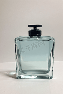 透明玻璃瓶子摄影照片_一瓶透明玻璃香水摄影配图5