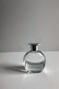 一瓶透明玻璃香水摄影图6
