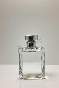 透明玻璃瓶子摄影照片_一瓶透明玻璃香水摄影配图3