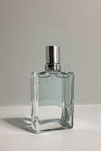 透明玻璃瓶子摄影照片_一瓶透明玻璃香水摄影配图4