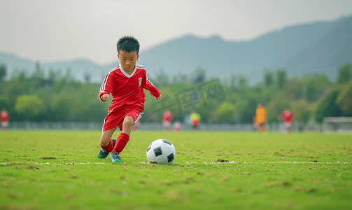 财税培训摄影照片_青年足球队玩足球游戏的年轻男孩
