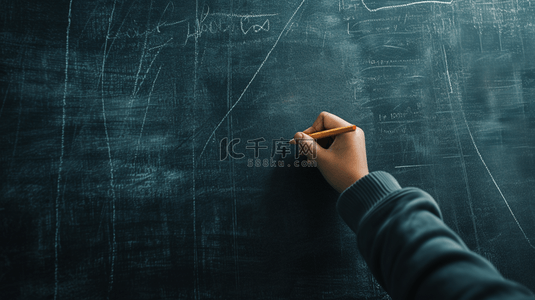 问号写字背景图片_黑色黑板上手拿粉笔写字的背景图3