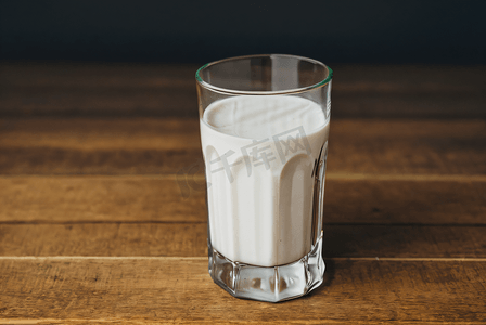 玻璃杯里的新鲜牛奶摄影图9