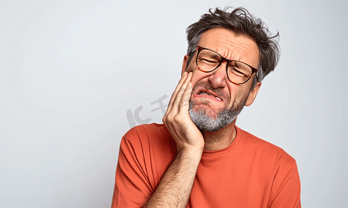 人物疼痛摄影照片_牙痛的中年男性