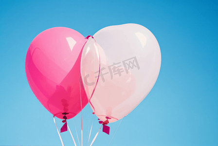 2爱情摄影照片_天空中的粉色气球摄像图2高清图片