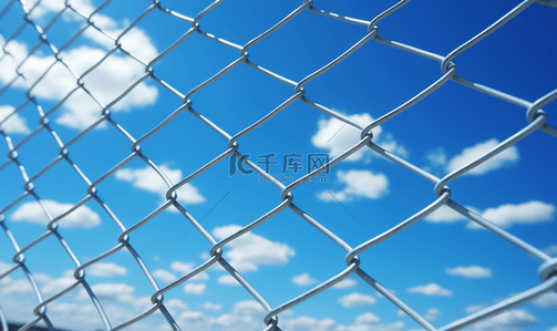 蓝天摄影图片背景图片_透过铁丝网的蓝天白云背景