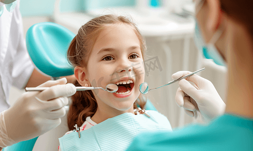 医疗清洁摄影照片_牙医给小女孩检查蛀牙