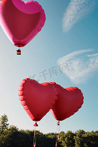天空中爱心形状气球摄影图2
