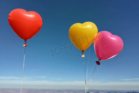 终生告白摄影照片_天空中飘荡的彩色气球摄影图3