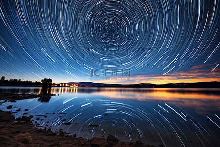 湖泊夜空星迹延时图片
