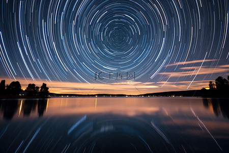 湖泊夜空星迹延时图片