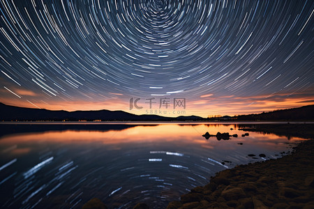 湖泊素材背景图片_湖泊夜空星迹延时背景素材