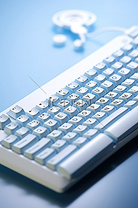 桌子键盘背景图片_白色桌子上的白色键盘