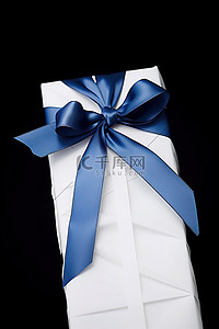 礼物礼物盒背景图片_带有蓝色丝带的白色包装纸的图像