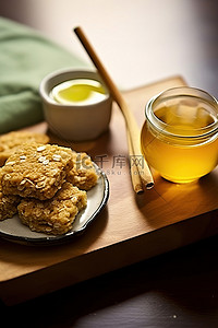木制餐具上的燕麦饼干和柠檬茶