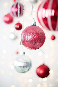 白墙上的白色和红色闪闪发光的球的圣诞装饰品