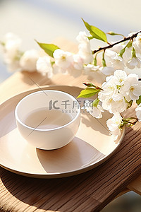 白枝条背景图片_桌上放着一个白盘子和一杯茶