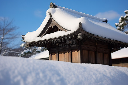 蓝天公园里的一座小房子被雪覆盖